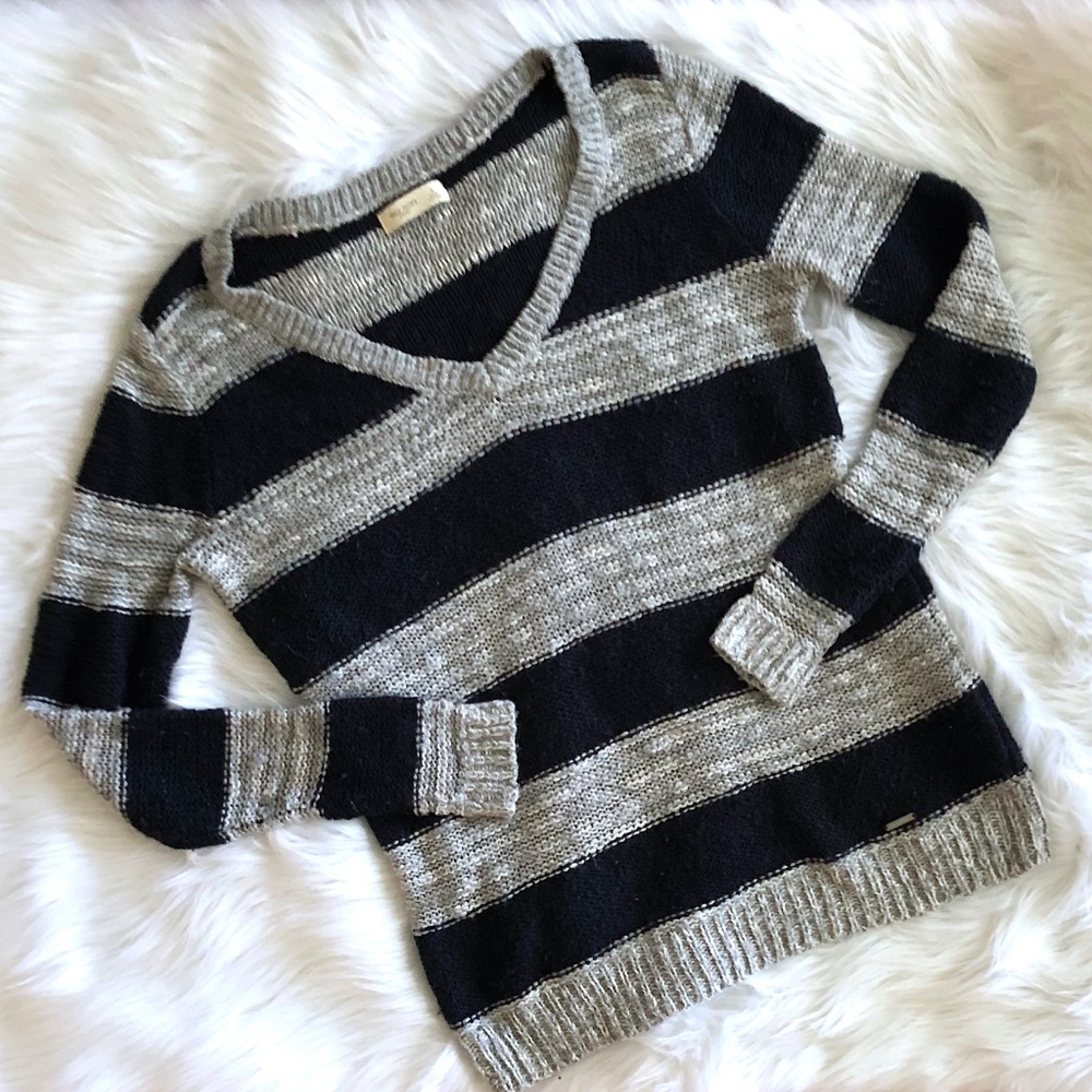 ❌ SOLD ❌ Gilly Hicks Striped Grey & Navy Sweater - Picture 1 of 5